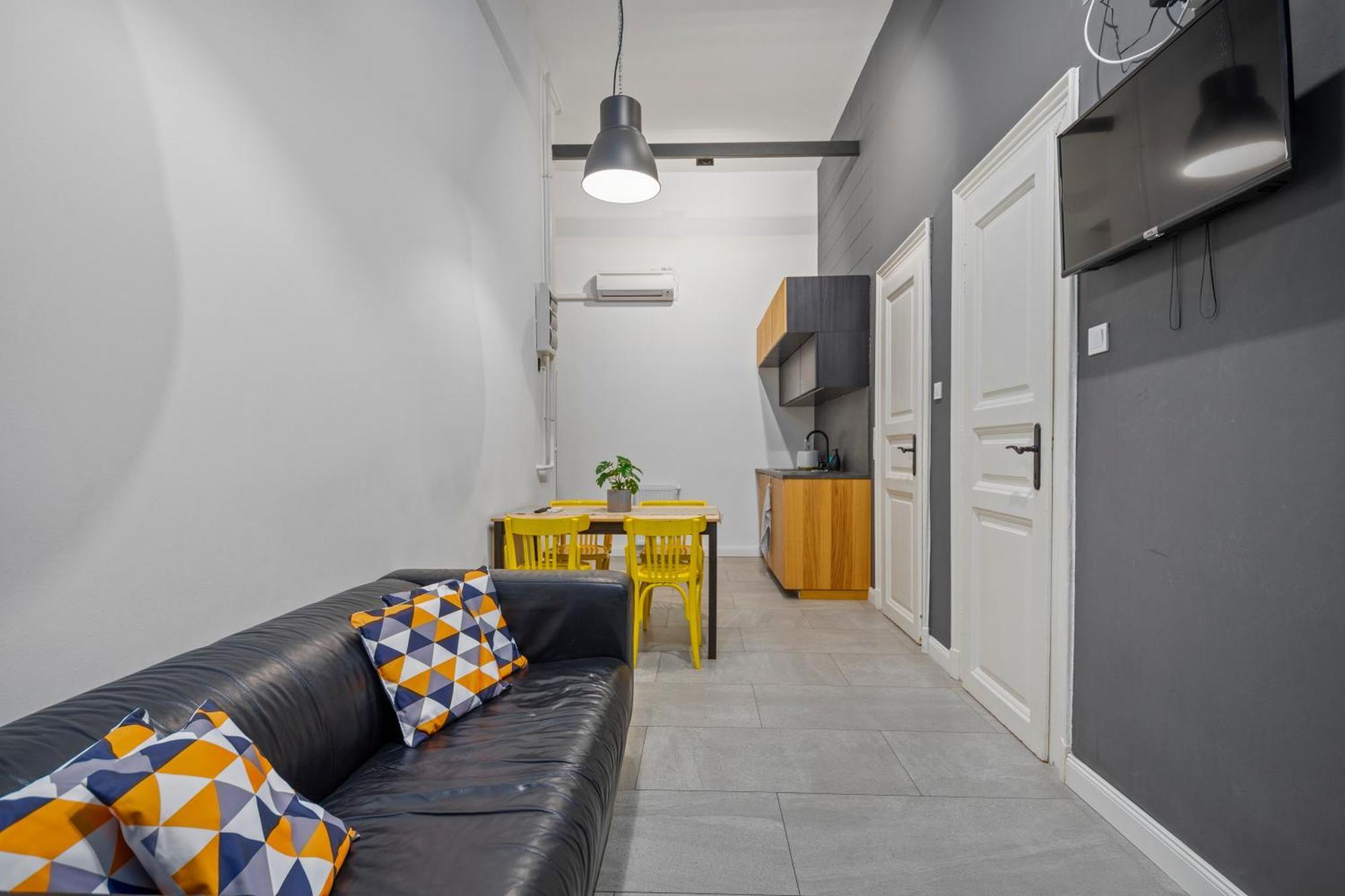 Colourful In The Party District Appartement