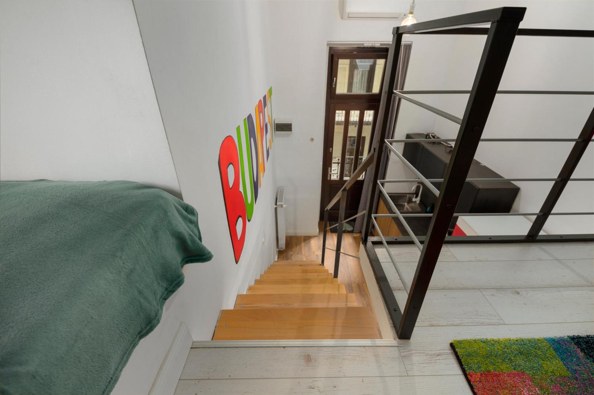 Colourful In The Party District Appartement *