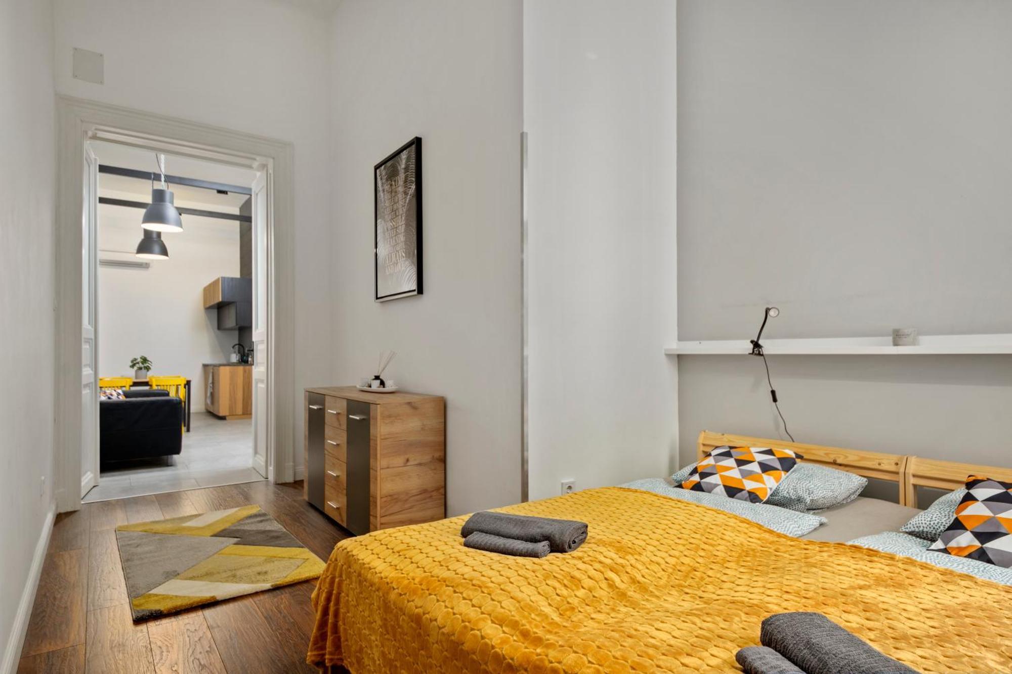 Colourful In The Party District Apartment *